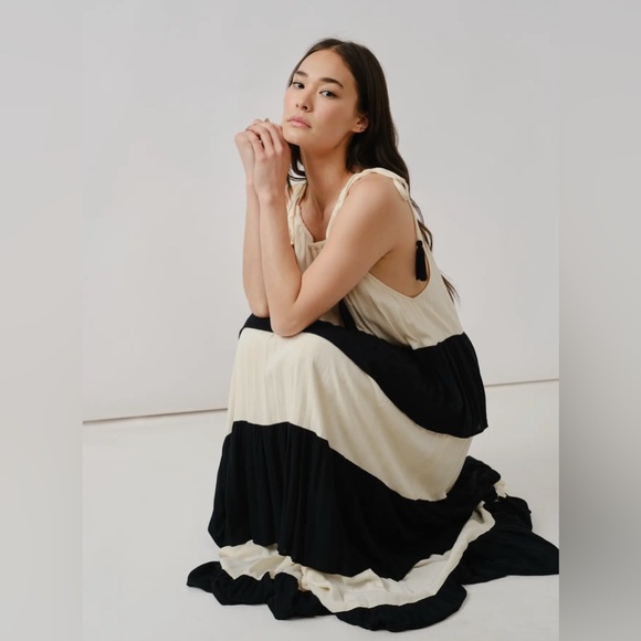 Aaron & Amber
Color Blocked Tier Maxi Dress - Picture 7 of 10